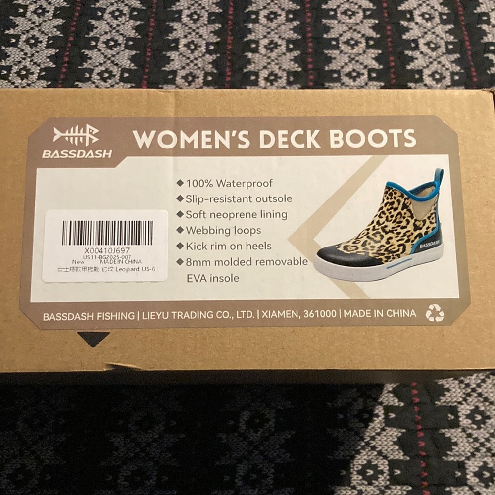 Brand new BassDash deck boots size 6